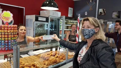 Distribution de masques aux petits commerces Catherine Aliquot-Vialat, St Pierre du Perray, distribution de masques aux petits commerces, 24 avril 2020
