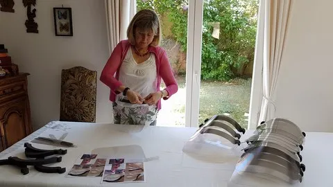 Montage de visières Catherine Aliquot-Vialat, St Pierre du Perray, montage de visières, 28 avril 2020