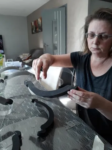 Montage de visières Fabienne Benquet, St Pierre du Perray, montage de visières, 28 avril 2020