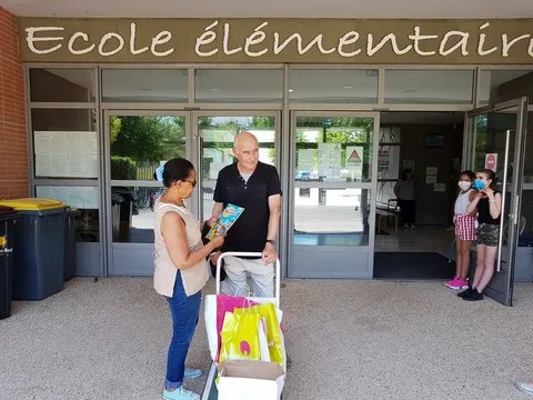 Distribution de cahiers de vacances été apprenant, Catherine Aliquot-Vialat, distribution de cahiers de vacances