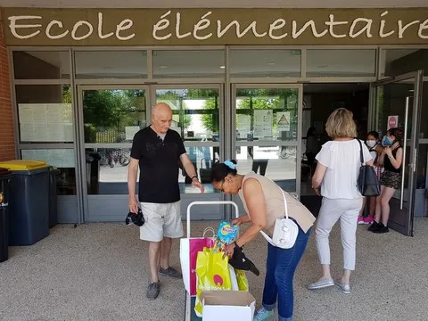 Distribution de cahiers de vacances été apprenant, Catherine Aliquot-Vialat, distribution de cahiers de vacances