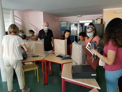 Ordinaterus reconditionnés donnés à des élèves été apprenant, Catherine Aliquot-Vialat, ordinateurs reconditionnés donnés à des élèves, 25 juin 2020