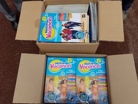Distribution de cahiers de vacances au collège été apprenant, Catherine Aliquot-Vialat, distribution de cahiers de vacances
