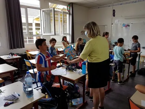 Distribution de cahiers de vacances été apprenant, Catherine Aliquot-Vialat, distribution de cahiers de vacances