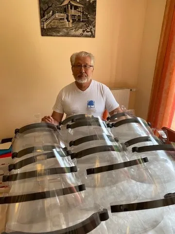 Montage de visières Georges Pugin, St Pierre du Perray, montage de visières, 28 avril 2020