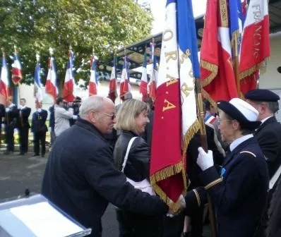 Remise de drapeau à l'ADMAFLE Catherine Aliquot-Vialat remise de drapeau à l'ADMAFLE
