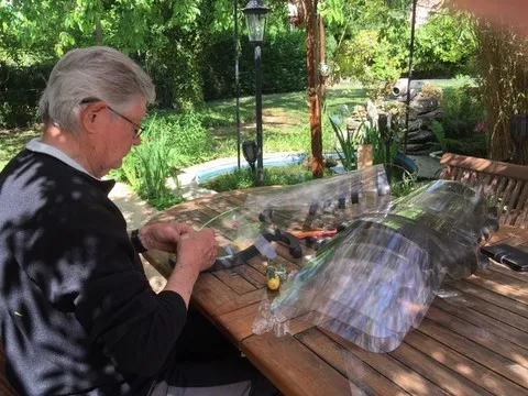 Montage de visières Christian Tarantola, St Pierre du Perray, montage de visières, 28 avril 2020